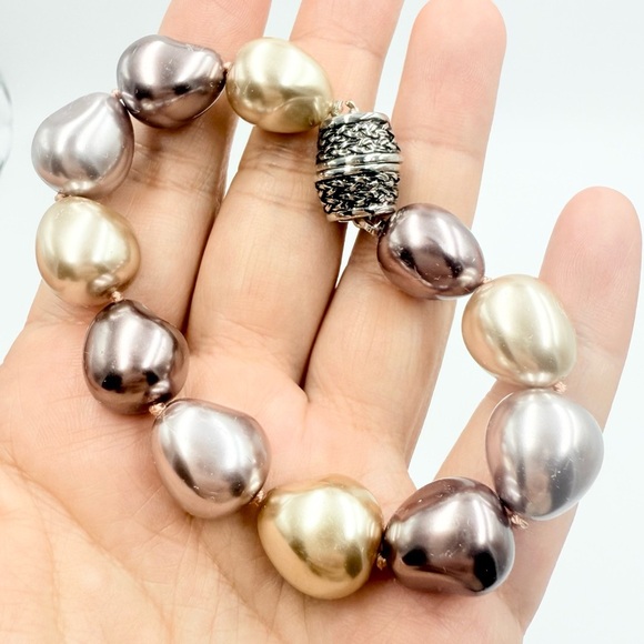 Elegant Multicolor Chunky Faux Pearl Bracelet with Magnetic Clasp - Picture 1 of 6